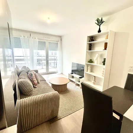 Appartement Vase D'honneur Proche De La Gare De ,de L'aeroport D'orly & De Winnoland *